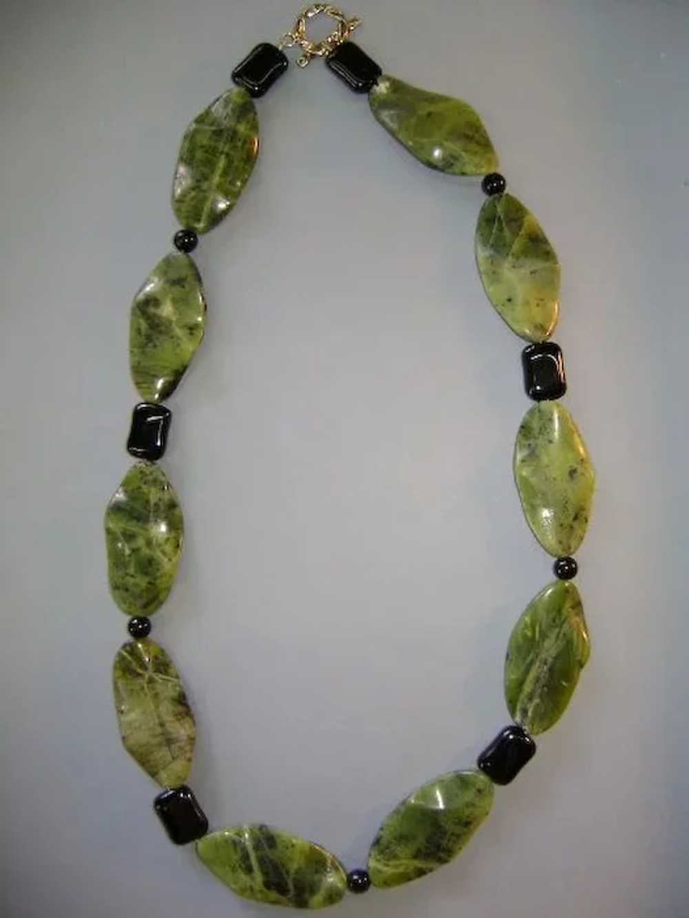 VINTAGE Jade-like and Onyx Necklace 21 inches  Ve… - image 7