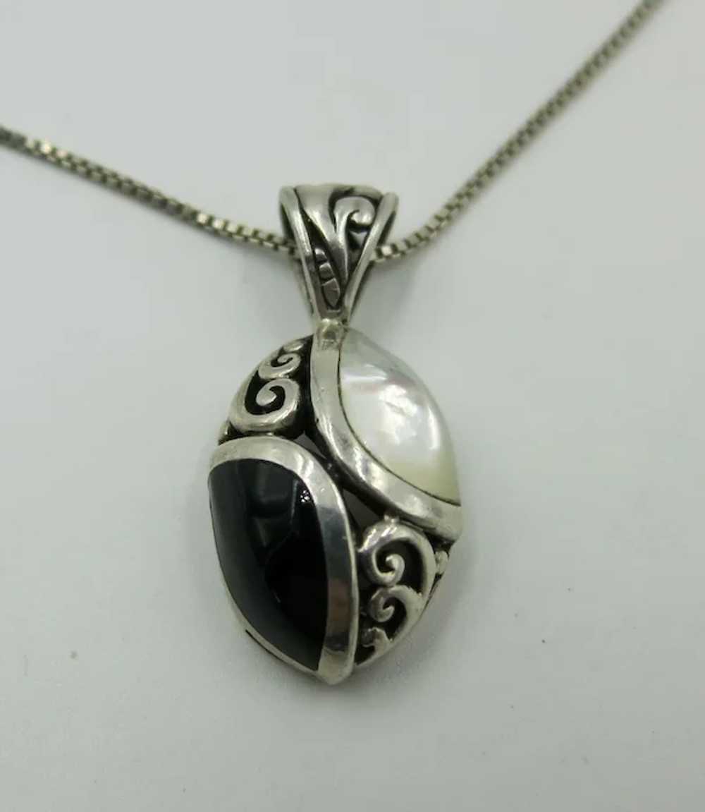 VINTAGE Mother of Pearl & Onyx  Egg Pendant 16 In… - image 2