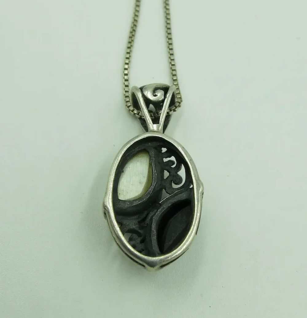 VINTAGE Mother of Pearl & Onyx  Egg Pendant 16 In… - image 3