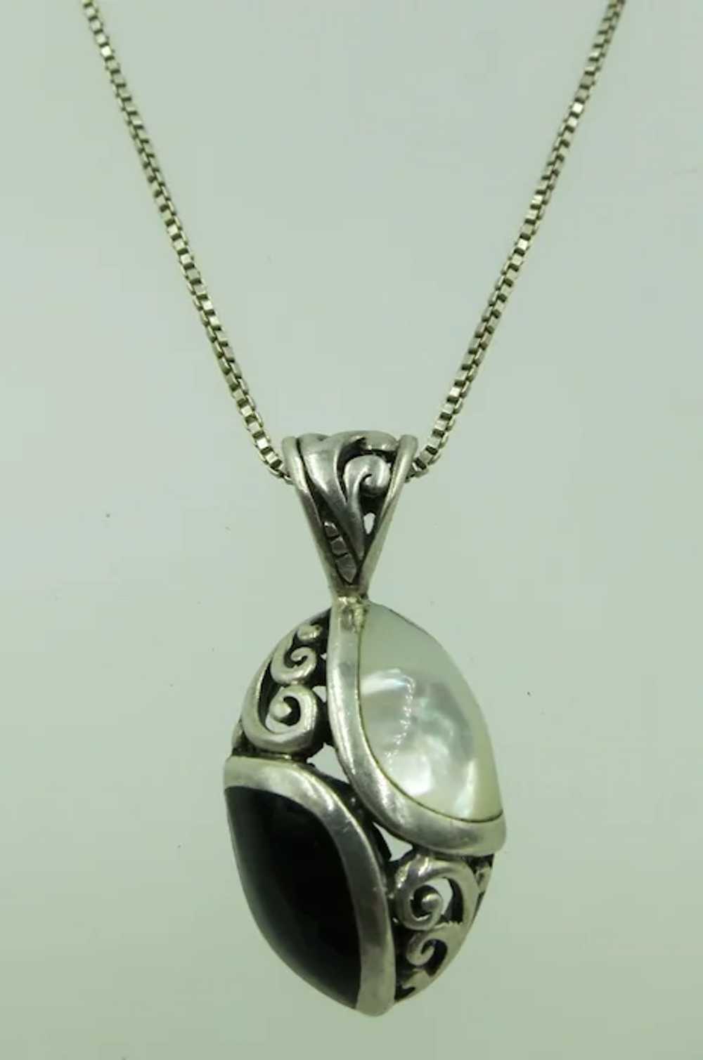 VINTAGE Mother of Pearl & Onyx  Egg Pendant 16 In… - image 4