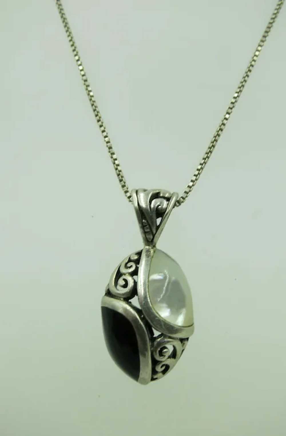 VINTAGE Mother of Pearl & Onyx  Egg Pendant 16 In… - image 6