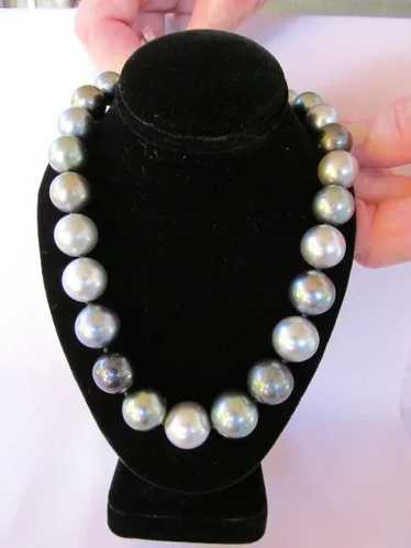 Tahitian Pearl Necklace with 14 Karat White Gold C