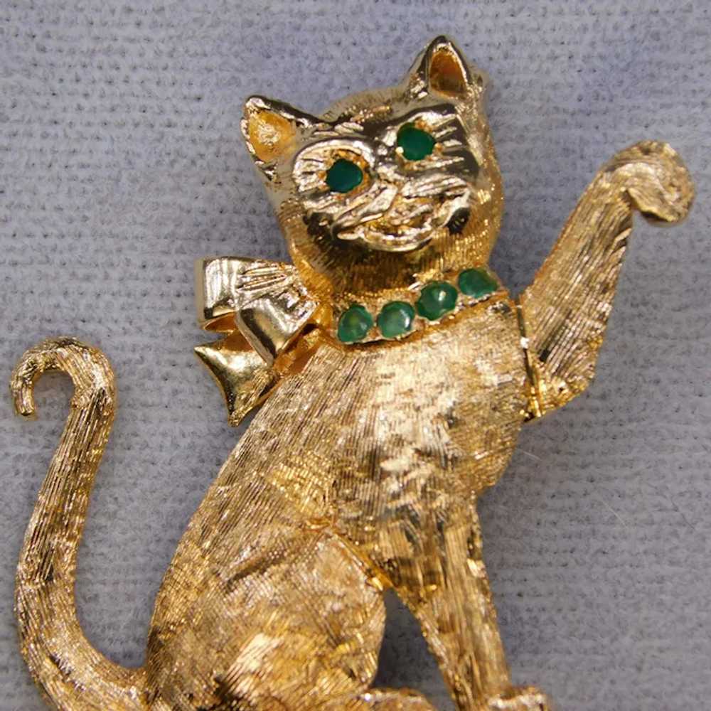 Vintage 14K Yellow Gold Emerald Cat Kitten Bow Br… - image 2