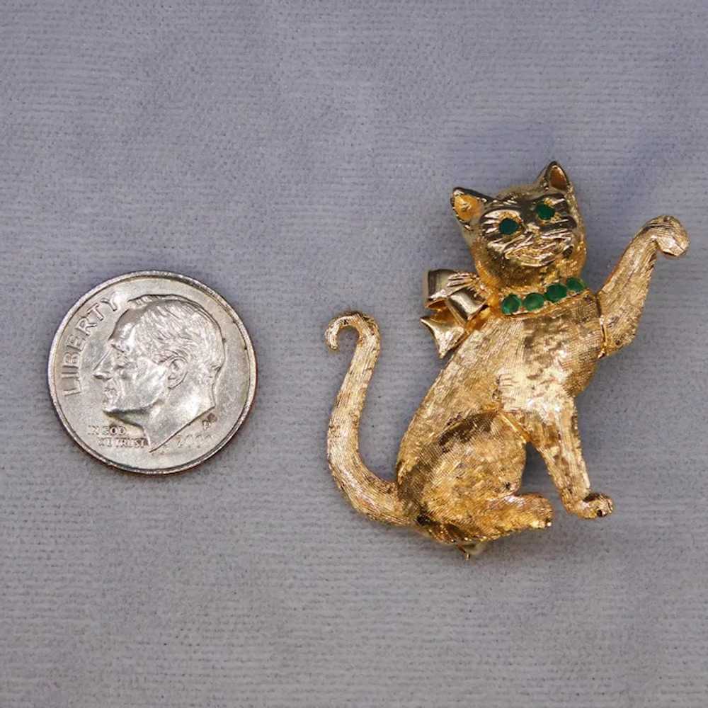 Vintage 14K Yellow Gold Emerald Cat Kitten Bow Br… - image 3