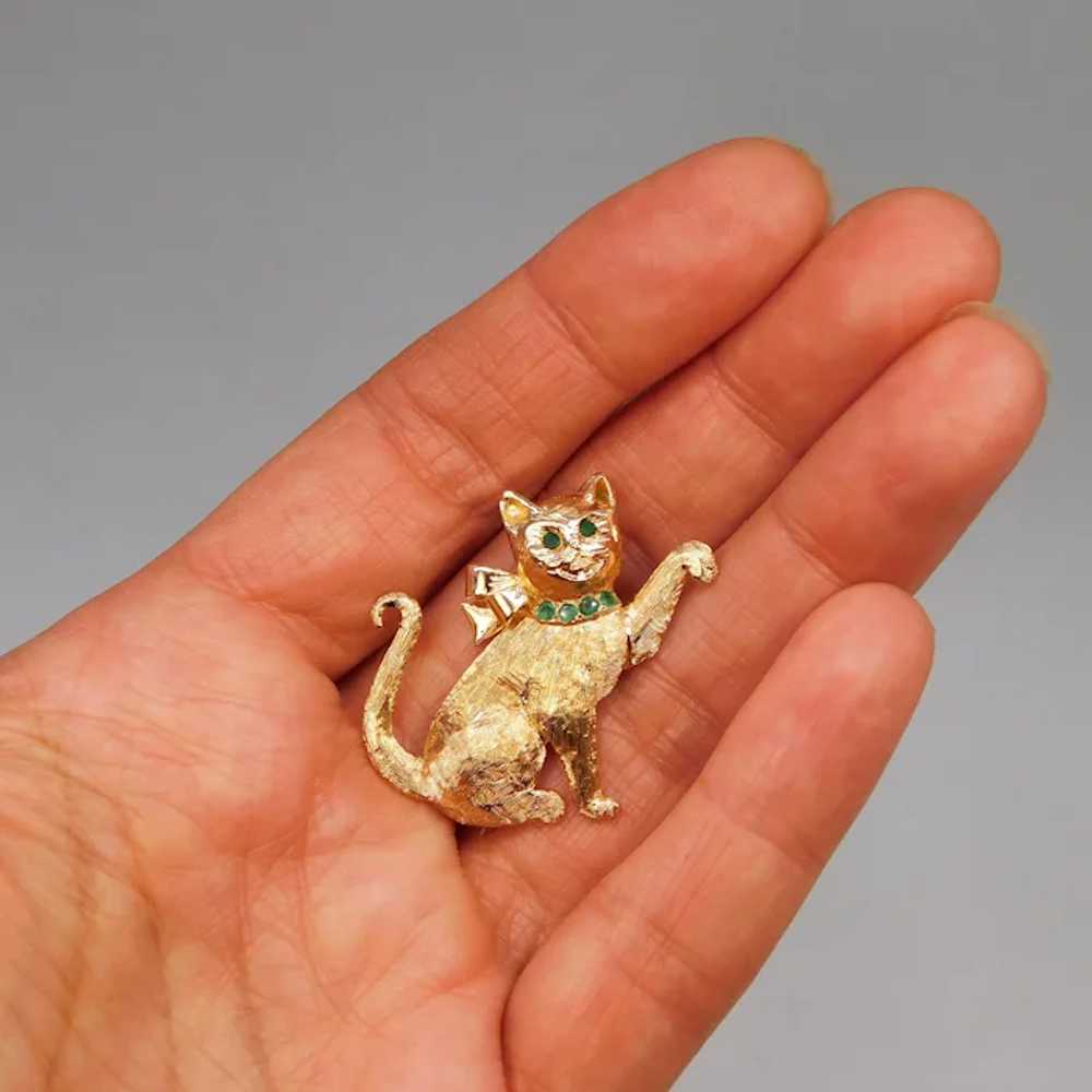 Vintage 14K Yellow Gold Emerald Cat Kitten Bow Br… - image 6