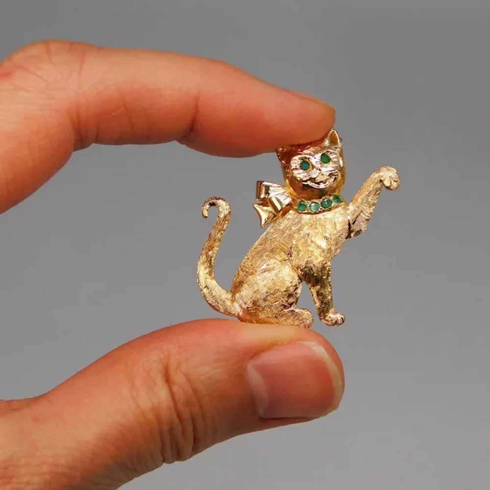 Vintage 14K Yellow Gold Emerald Cat Kitten Bow Br… - image 8