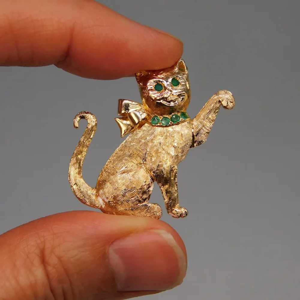 Vintage 14K Yellow Gold Emerald Cat Kitten Bow Br… - image 9