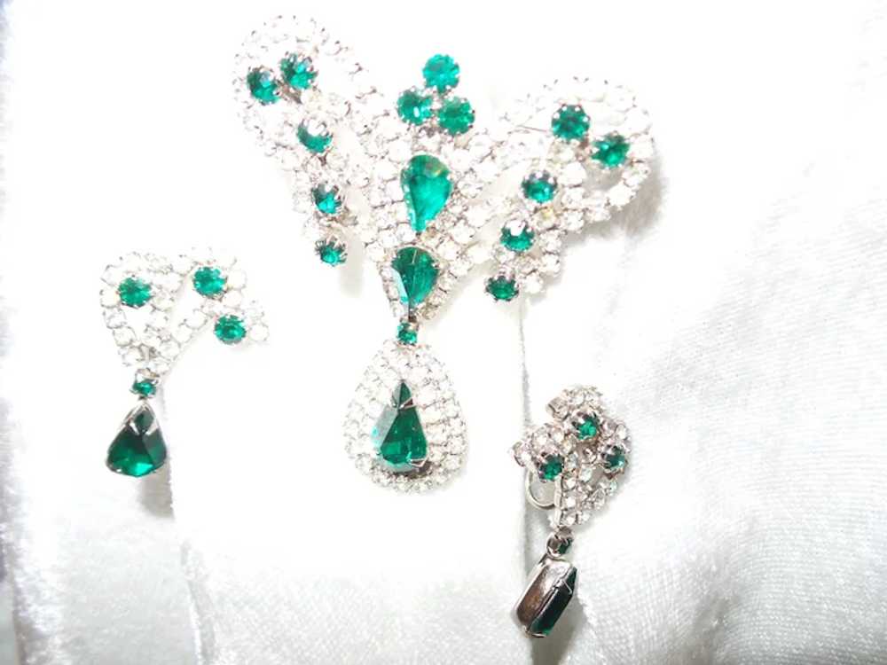 Faux Emerald and Rhinestone Brooch Set - image 10