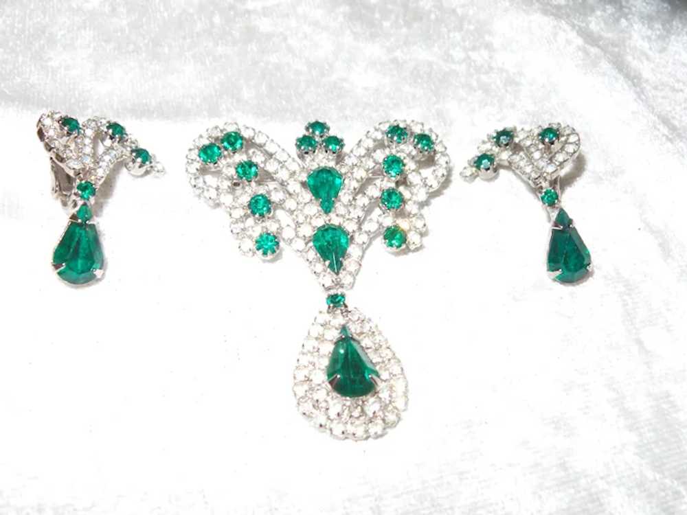 Faux Emerald and Rhinestone Brooch Set - image 7