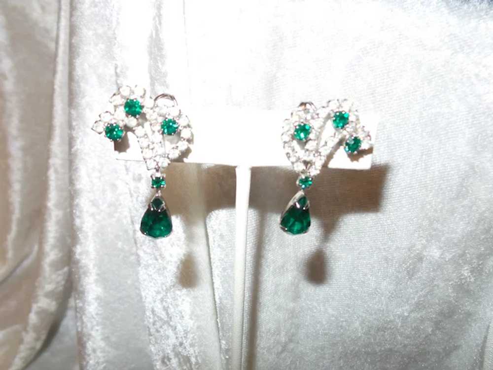 Faux Emerald and Rhinestone Brooch Set - image 9
