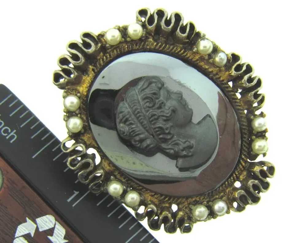 Vintage large cameo Brooch with imitation pearls - image 3