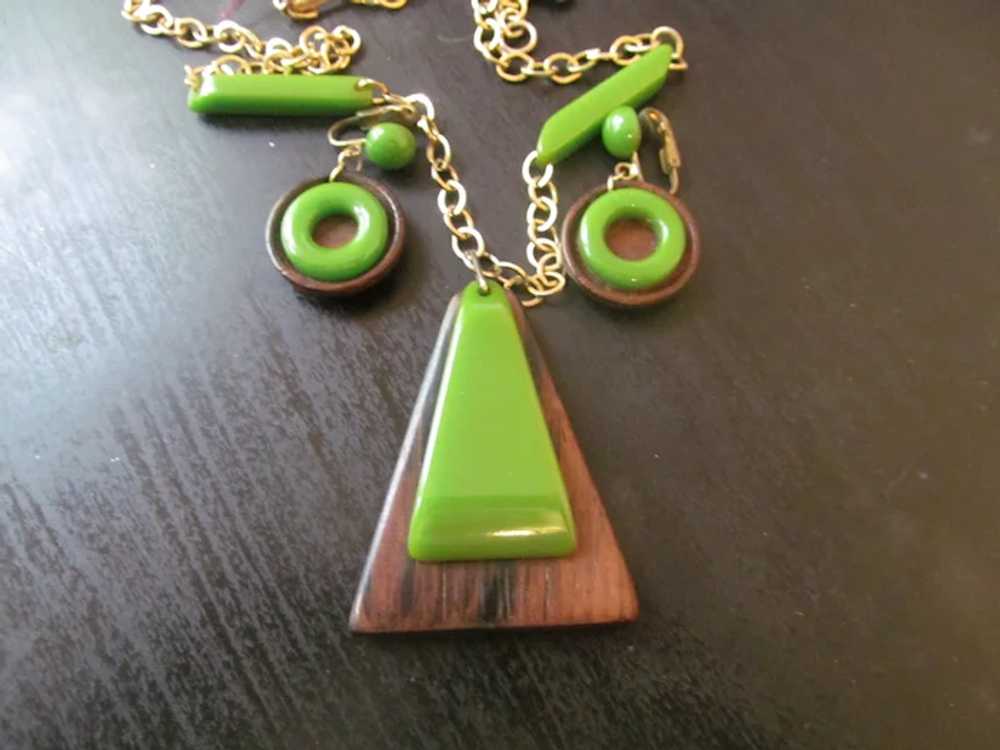Bakelite and Wood Necklace and Earrings in green - image 2