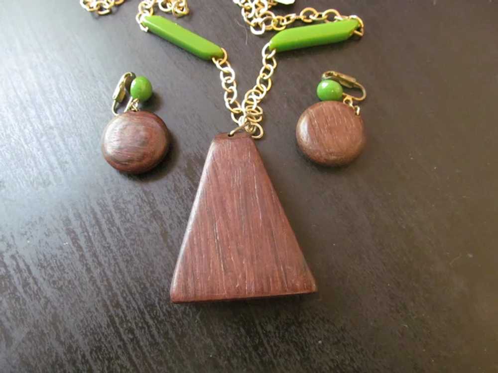 Bakelite and Wood Necklace and Earrings in green - image 3