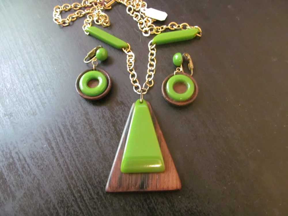 Bakelite and Wood Necklace and Earrings in green - image 4