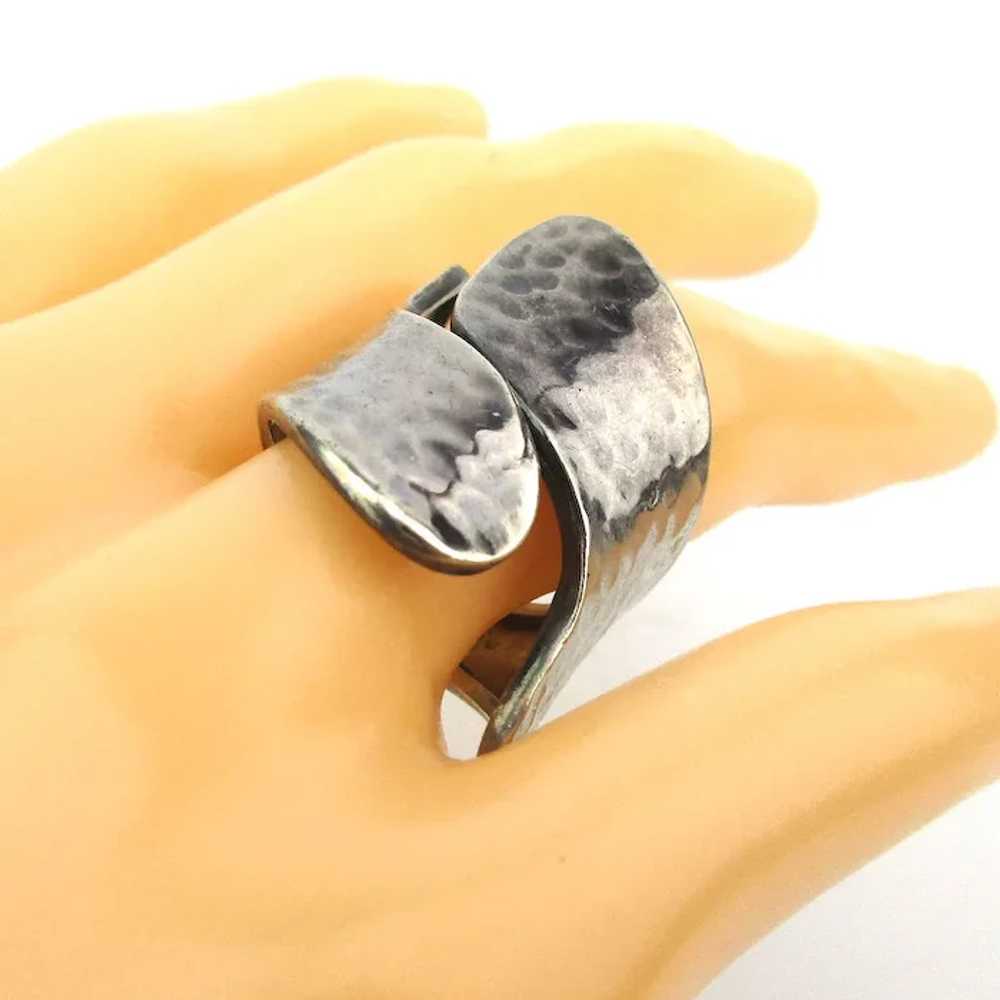 Modernist 950 Silver Wraparound Ring Hammered Ste… - image 2