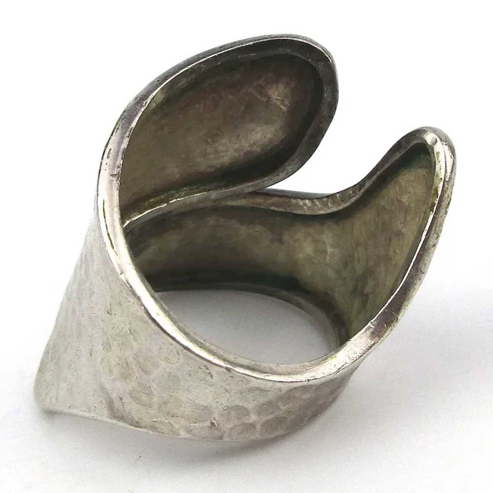 Modernist 950 Silver Wraparound Ring Hammered Ste… - image 4