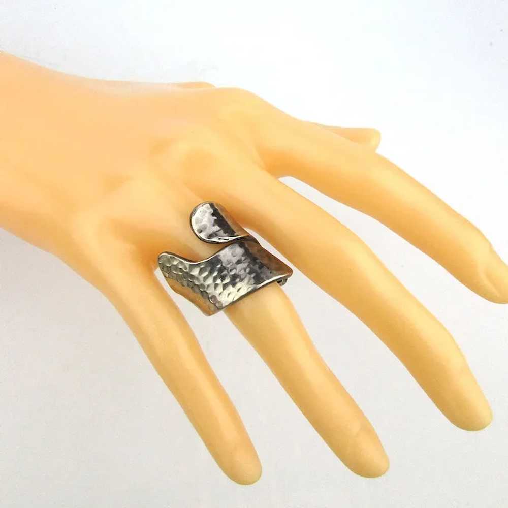 Modernist 950 Silver Wraparound Ring Hammered Ste… - image 6