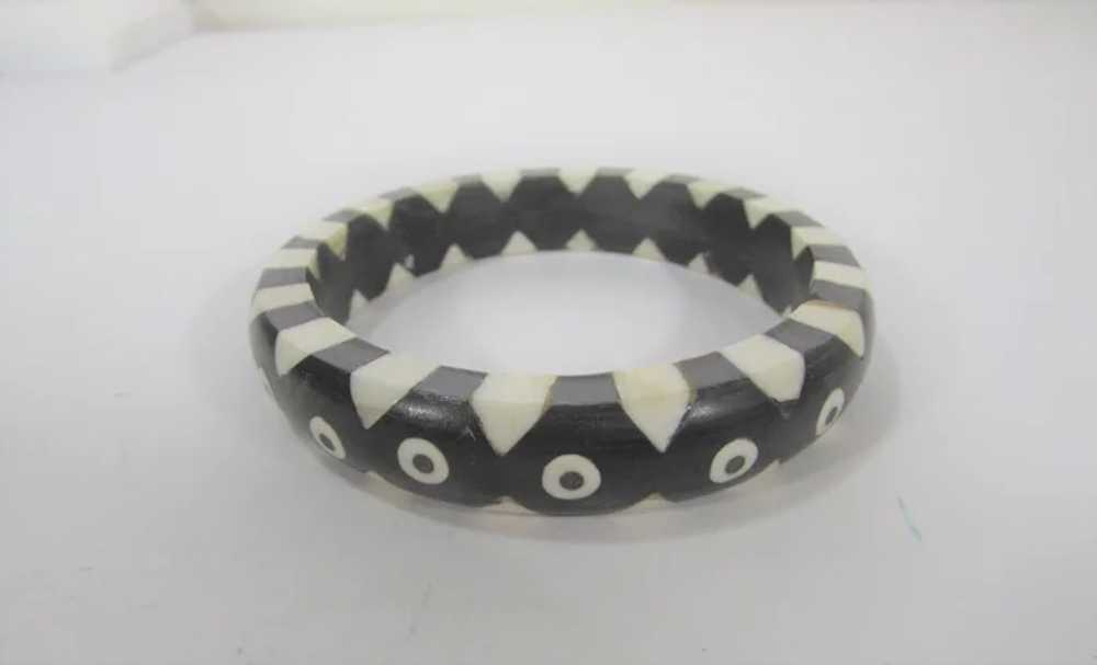 Vintage Black and White Inlaid Lucite Bangle - image 10