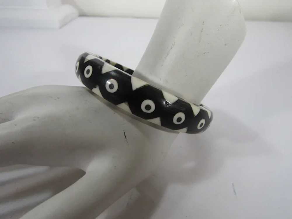 Vintage Black and White Inlaid Lucite Bangle - image 3