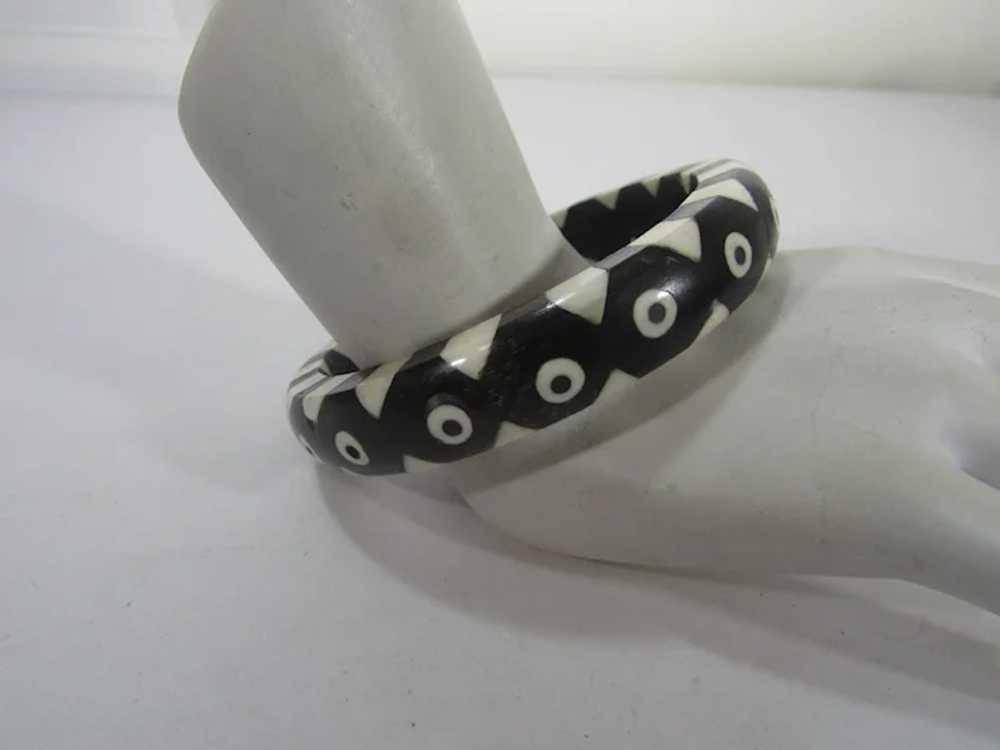 Vintage Black and White Inlaid Lucite Bangle - image 4