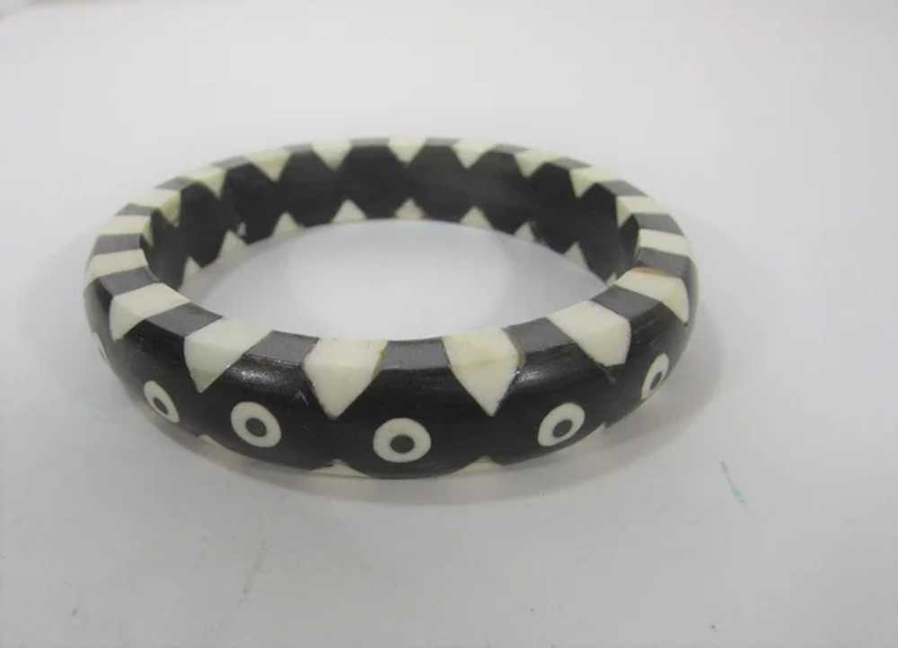 Vintage Black and White Inlaid Lucite Bangle - image 5