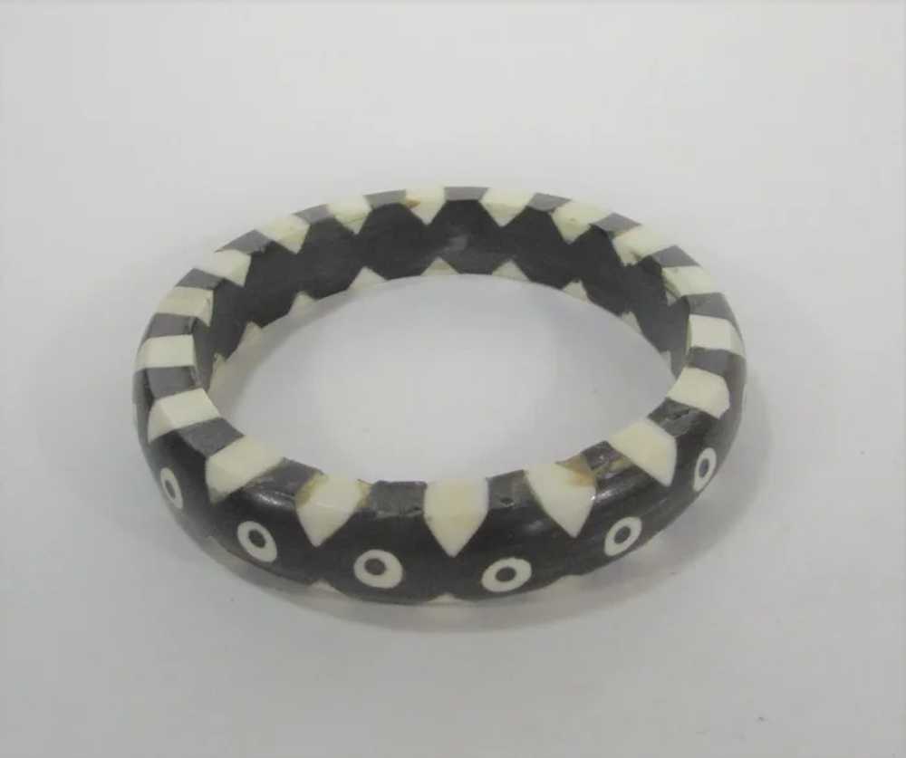 Vintage Black and White Inlaid Lucite Bangle - image 6