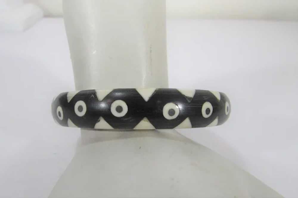 Vintage Black and White Inlaid Lucite Bangle - image 7