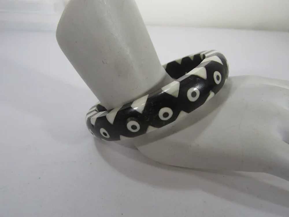 Vintage Black and White Inlaid Lucite Bangle - image 8