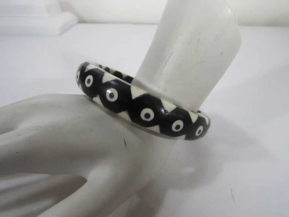 Vintage Black and White Inlaid Lucite Bangle - image 9