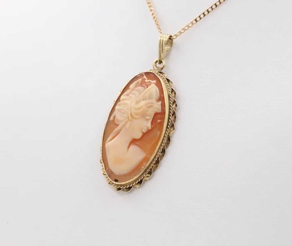 Vintage 14K Yellow Gold Cameo Pedant with Chain - image 2