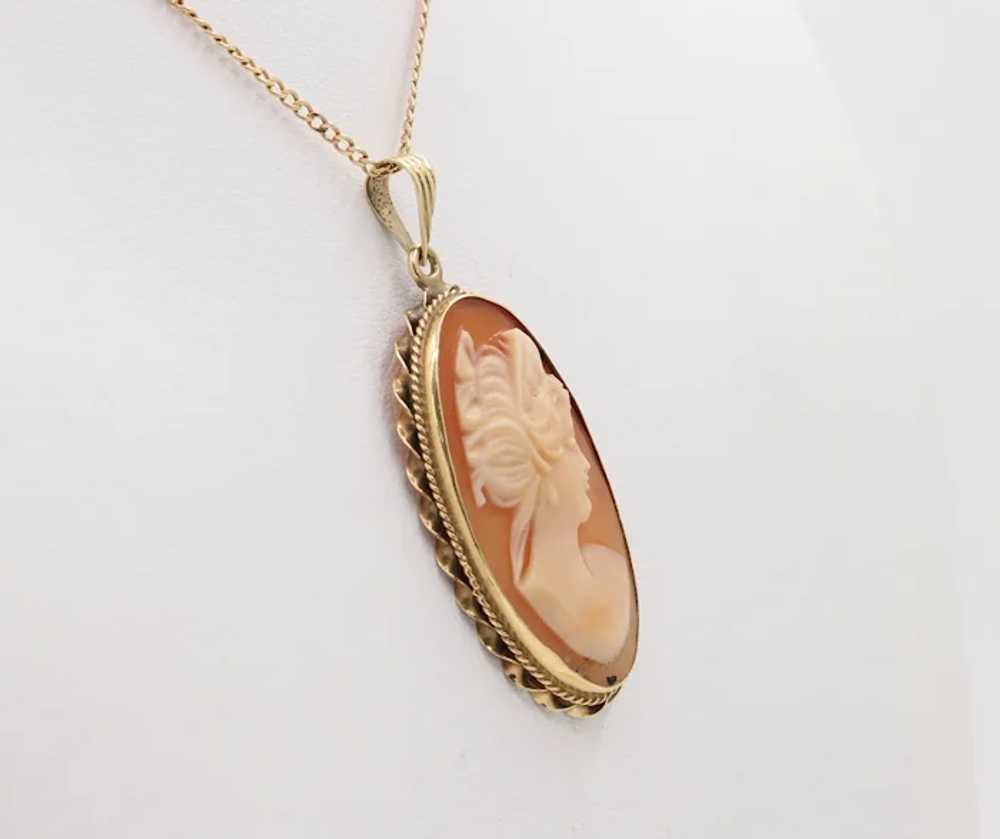 Vintage 14K Yellow Gold Cameo Pedant with Chain - image 3