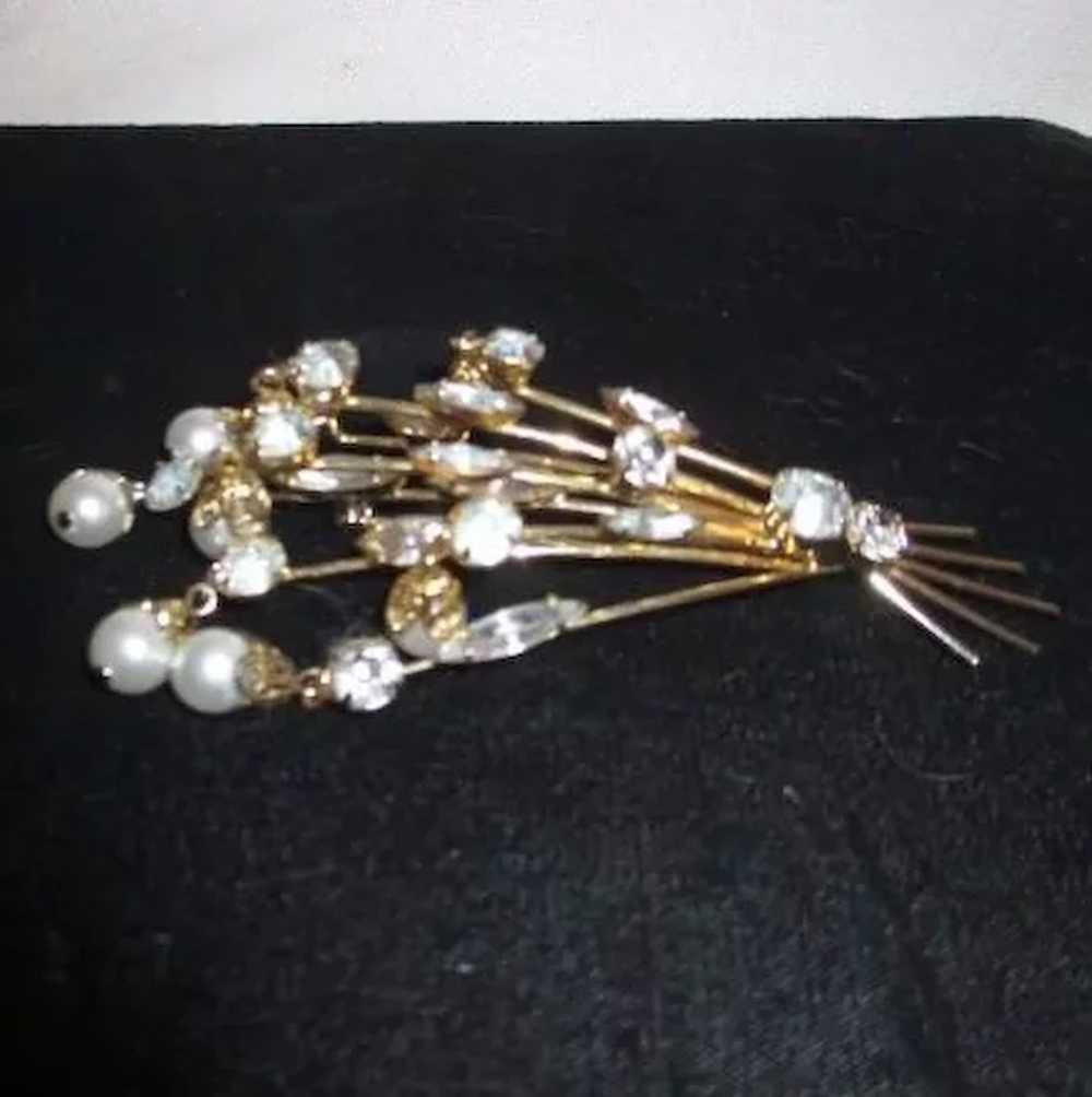 Rhinestone and Faux Pearl Trembler Brooch - image 3