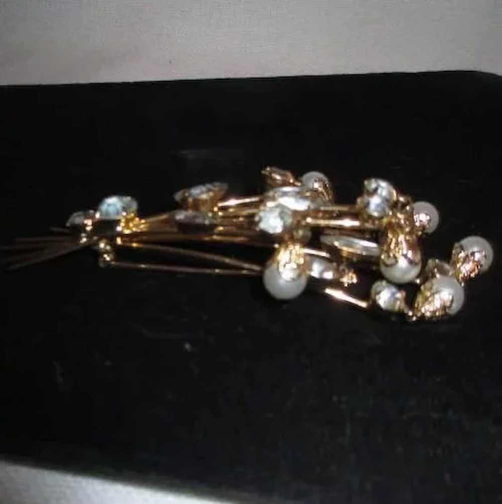 Rhinestone and Faux Pearl Trembler Brooch - image 5