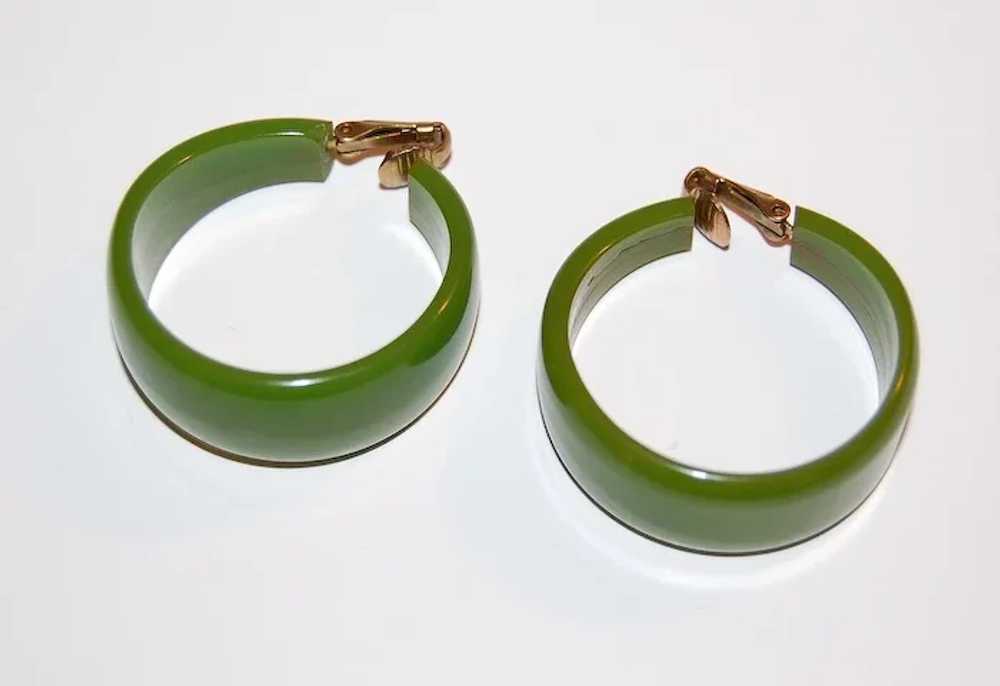 c1960s Bright Green Bakelite Chunky Hoop Clip Ear… - image 8
