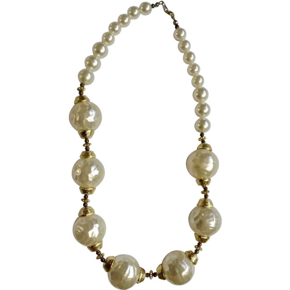 Stunning Faux Pearl and Gold-Tone Necklace Costum… - image 1