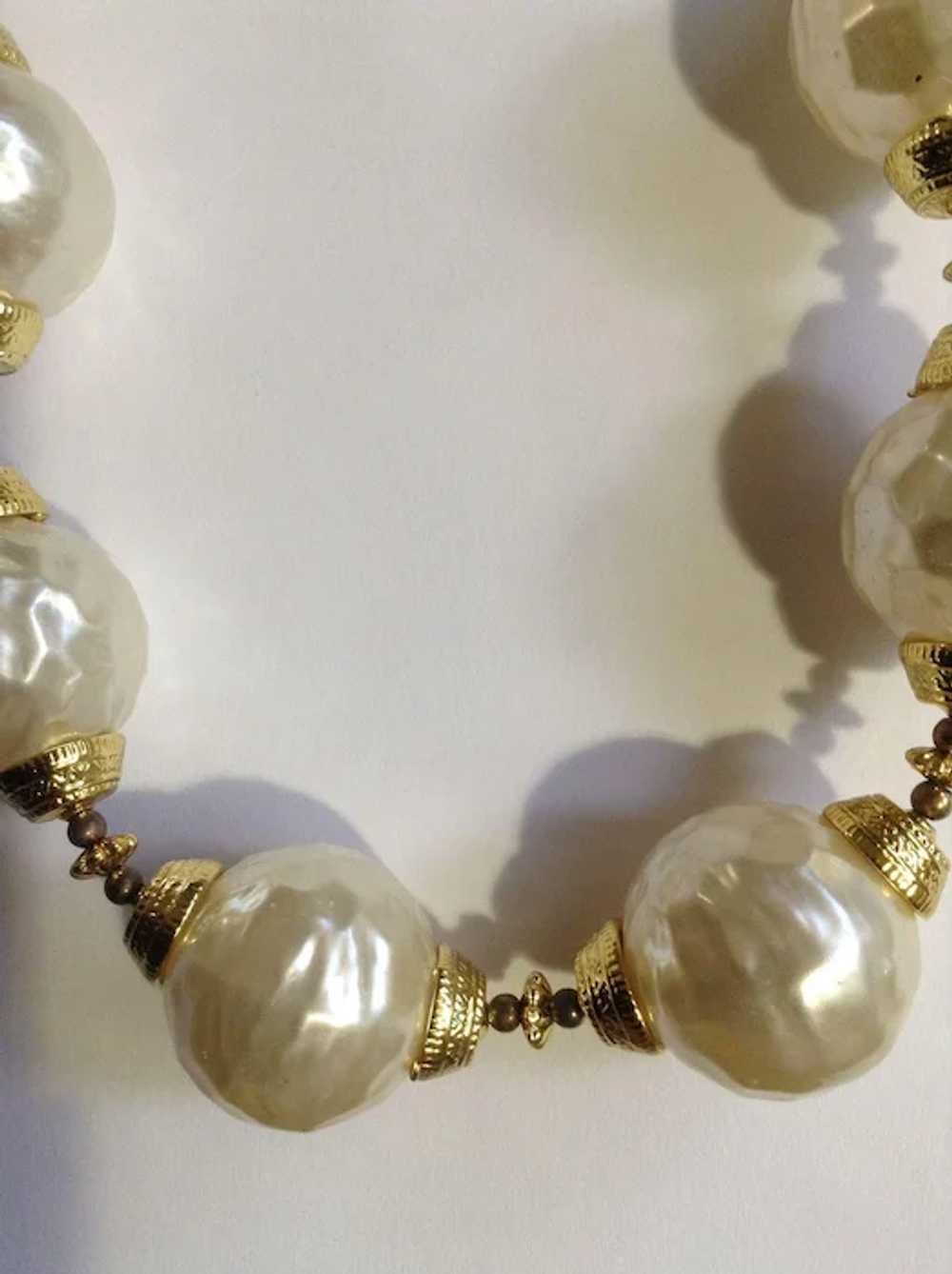 Stunning Faux Pearl and Gold-Tone Necklace Costum… - image 2