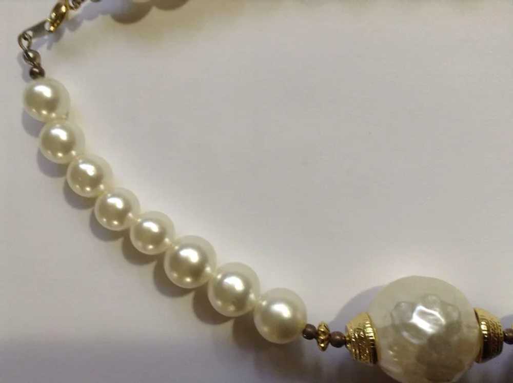 Stunning Faux Pearl and Gold-Tone Necklace Costum… - image 3