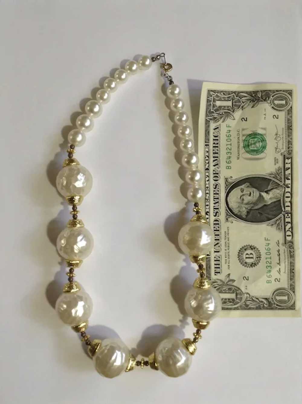 Stunning Faux Pearl and Gold-Tone Necklace Costum… - image 4