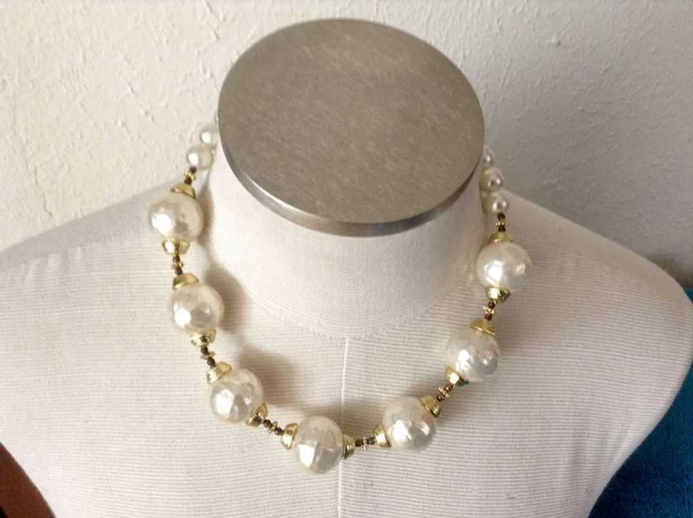 Stunning Faux Pearl and Gold-Tone Necklace Costum… - image 5