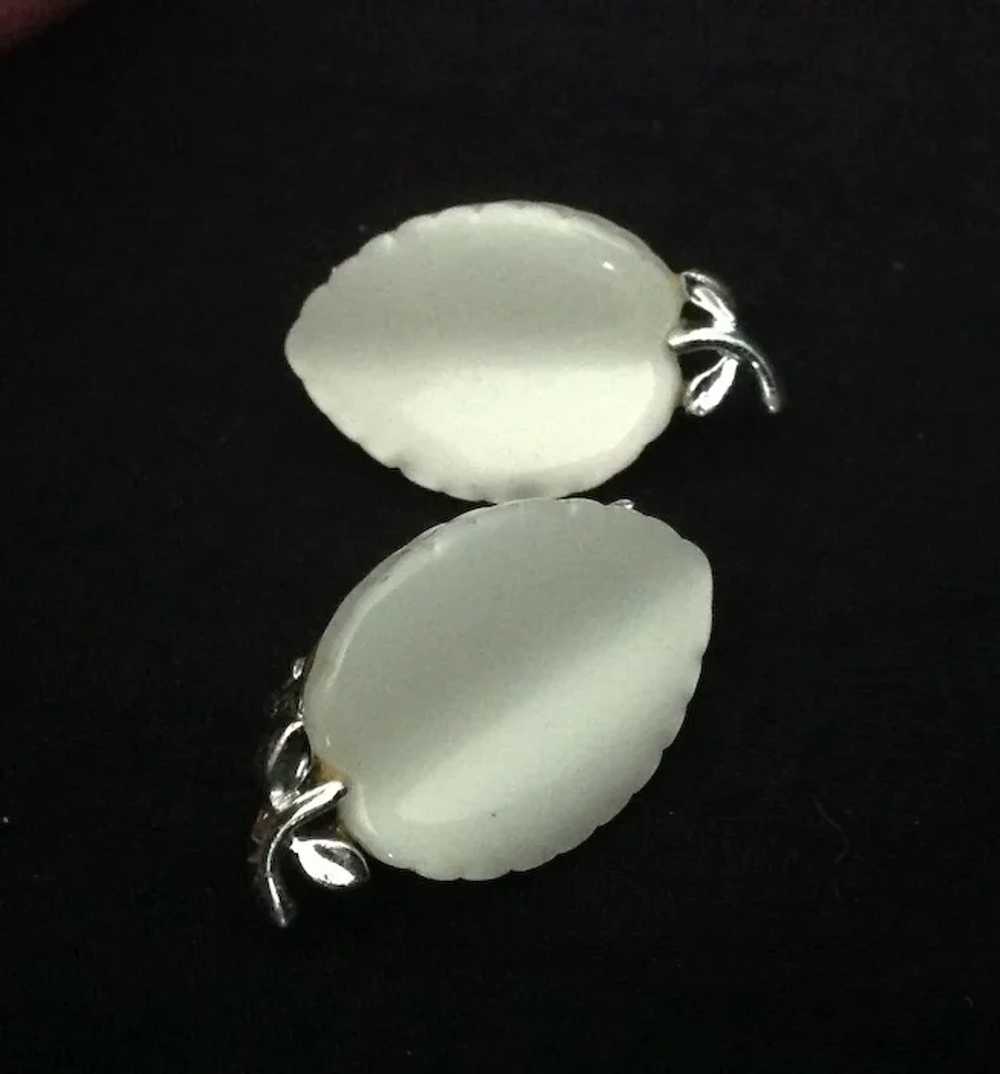 Lisner White Thermoset Leaf Clip Earrings - image 2