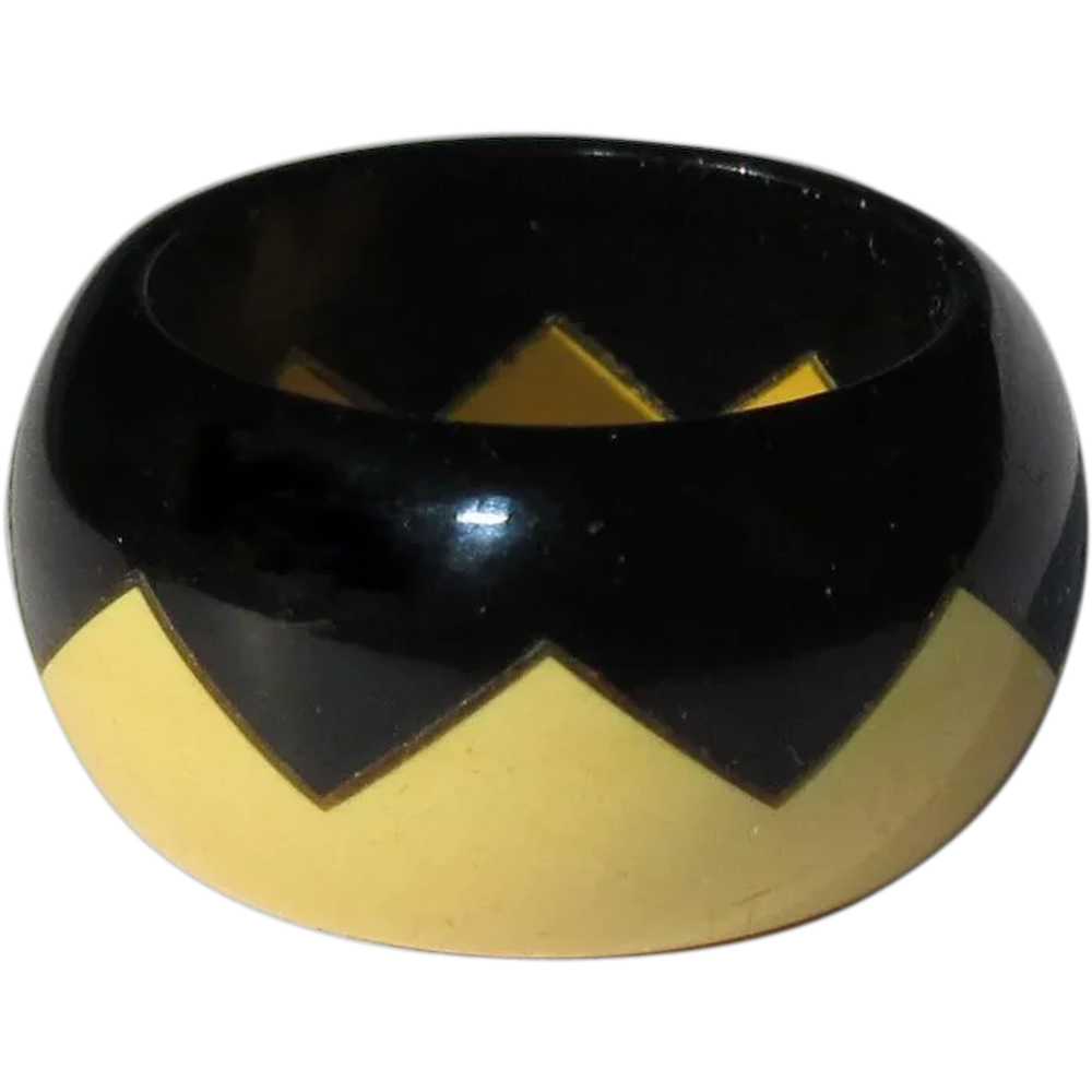 Zig Zag Bakelite Ring, Vintage 40’s Cream & Black - image 1