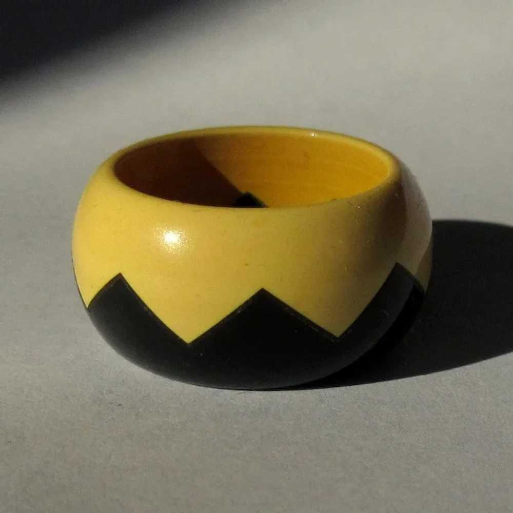 Zig Zag Bakelite Ring, Vintage 40’s Cream & Black - image 2