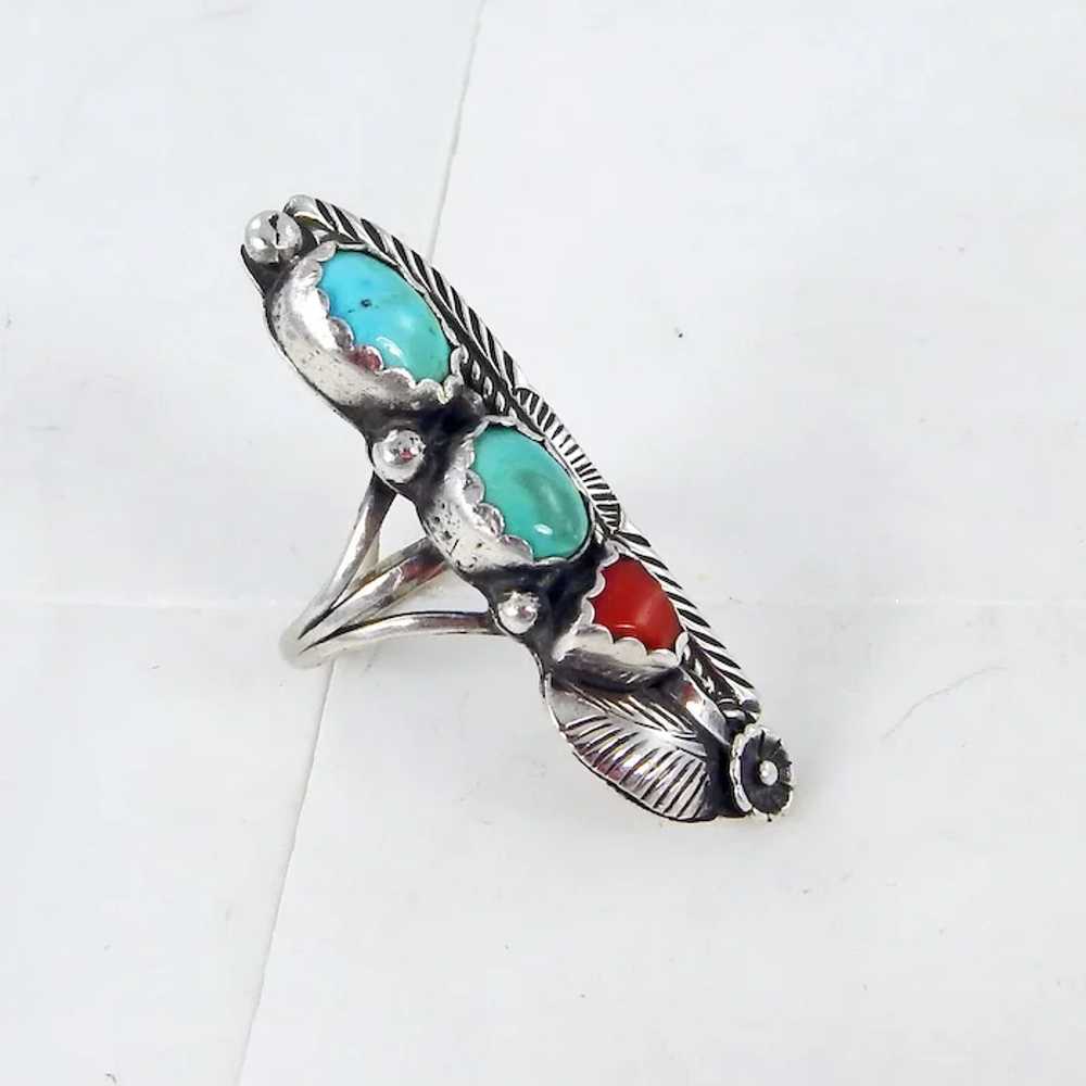 Navajo - Sterling, Turquoise & Coral Ring. C. 197… - image 3