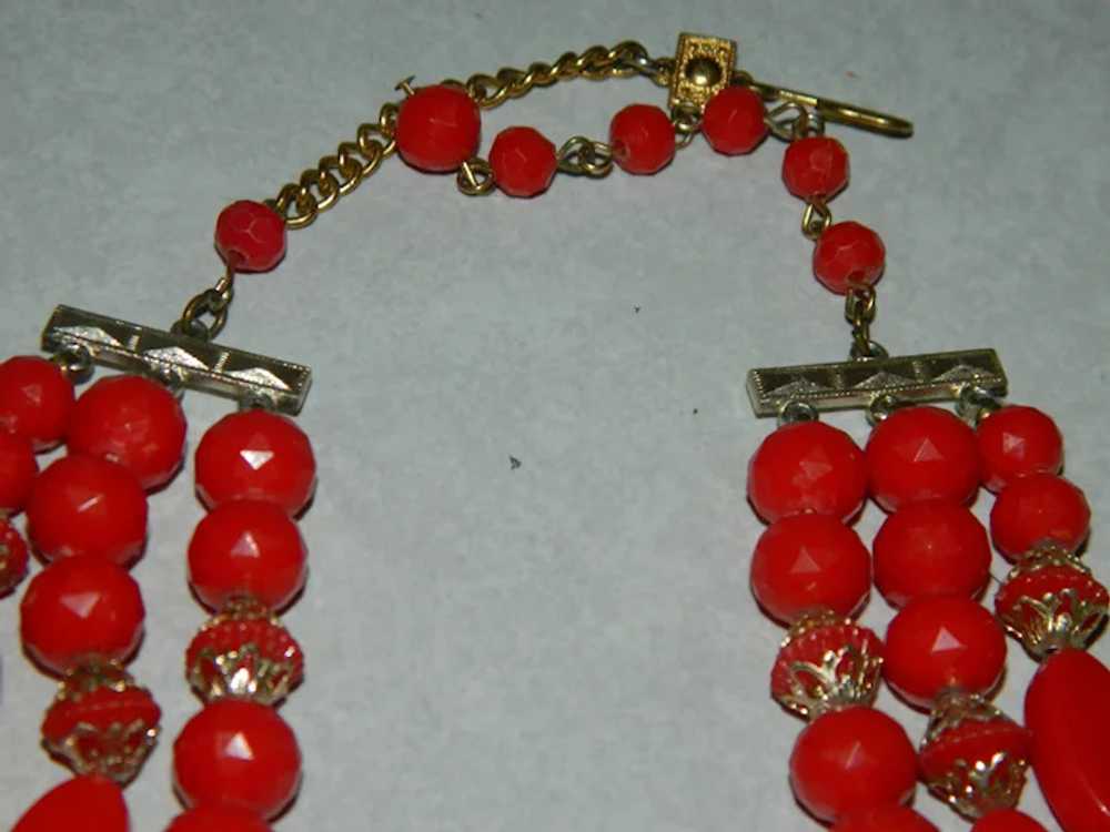 Dramatic Triple Strand Red & Gold Plastic Necklac… - image 4