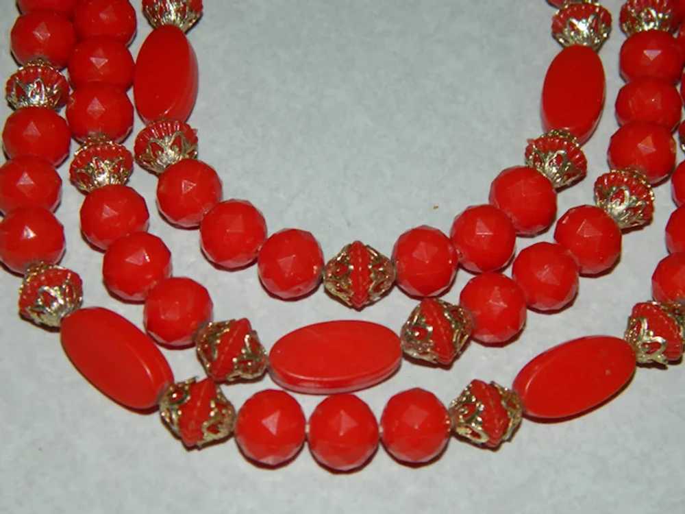 Dramatic Triple Strand Red & Gold Plastic Necklac… - image 5