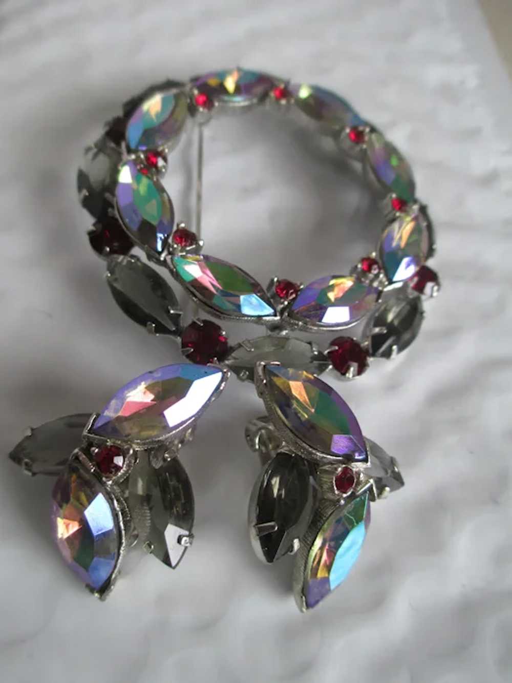 Vintage Rhinestone Wreath Brooch and Earrings - image 2