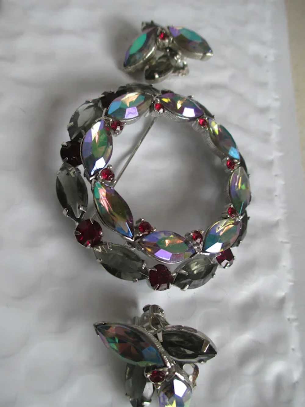 Vintage Rhinestone Wreath Brooch and Earrings - image 4