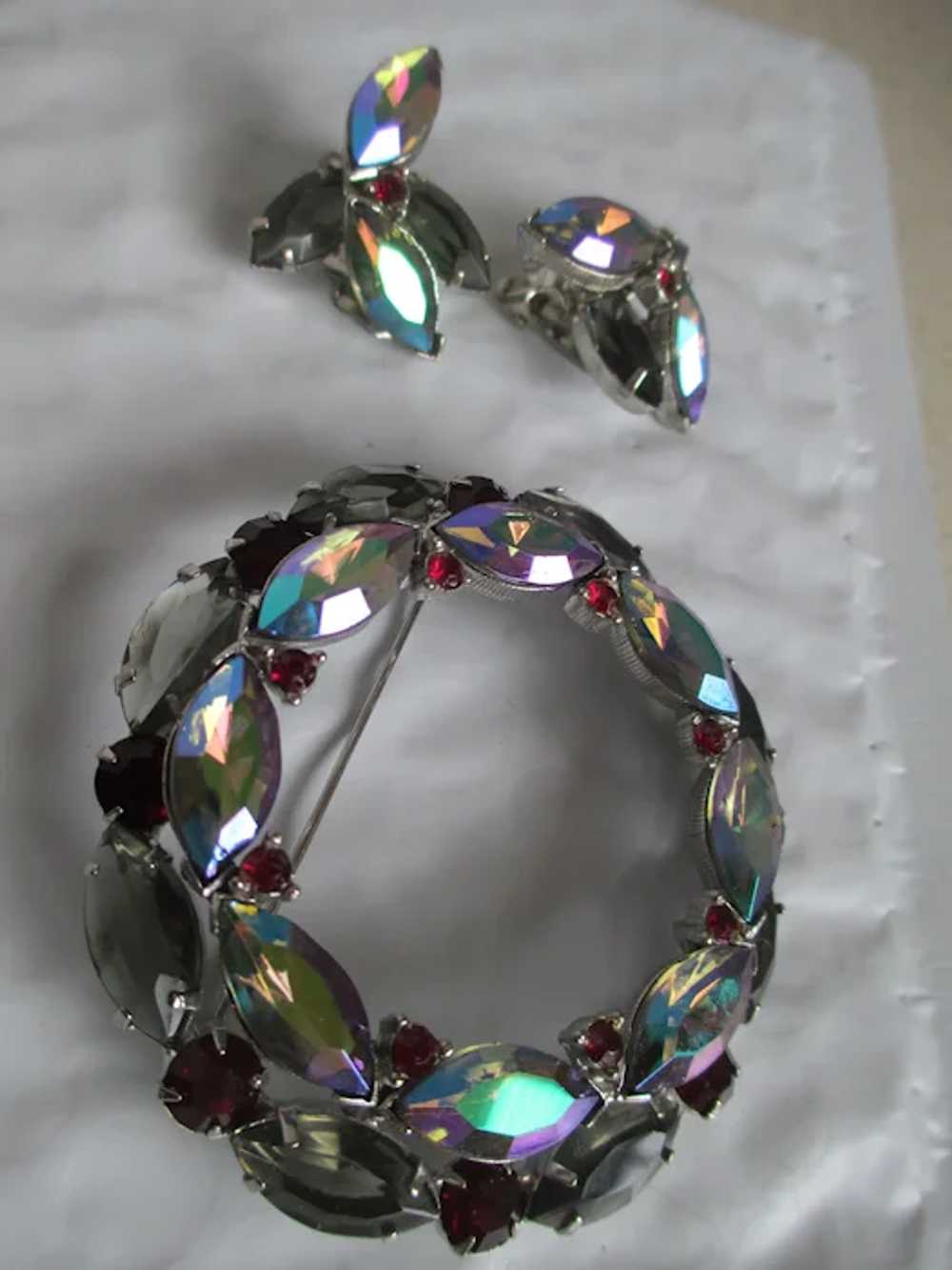 Vintage Rhinestone Wreath Brooch and Earrings - image 5