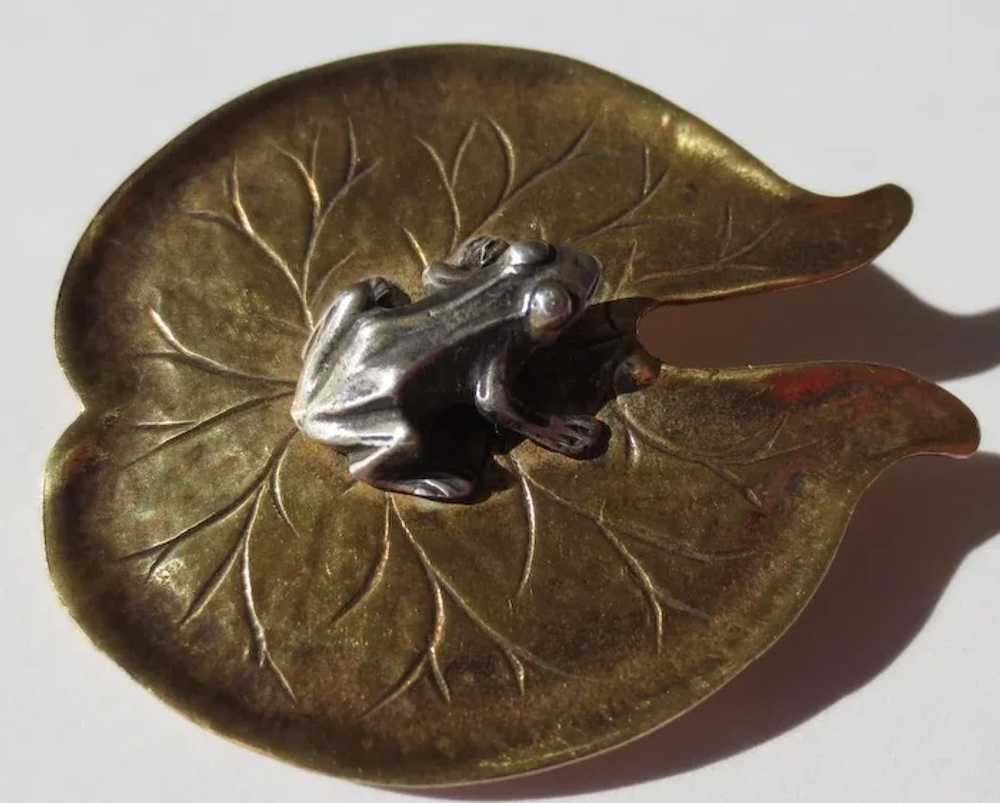 Sweet vintage Silver Frog on Lily Pad Brooch Pend… - image 3