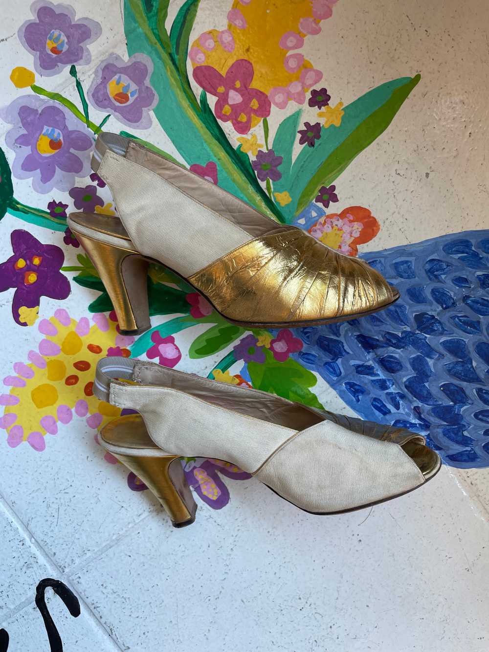 Gold and cream 1940s pumps - image 2